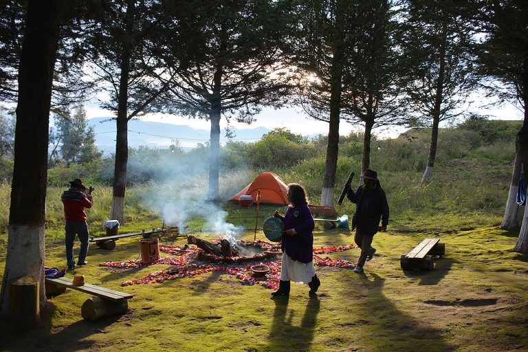 Purificación del Círculo Ceremonial para la Ceremonia del Año Nuevo Andino o Día del Sol Recto, Pichincha, Cochasqui.

En el contexto de las culturas andinas, esta fecha es significativa porque marca el inicio del nuevo año andino, llamado Mushuk Nina o Pawkar Raymi, y se celebra el florecimiento, la renovación y la relación con la Pachamama.