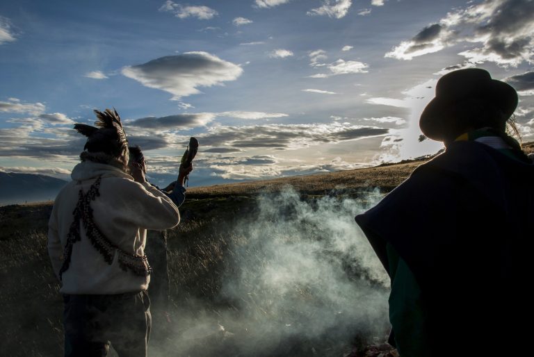 Ceremonia de purificación de bastones en el Pucará de Quito Loma, Pichincha

En el contexto de las culturas andinas, esta fecha es significativa porque marca el inicio del nuevo año andino, llamado Mushuk Nina o Pawkar Raymi, y se celebra el florecimiento, la renovación y la relación con la Pachamama.