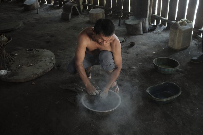 Con precisión y conocimiento, Jesús Negedeka tamiza las cenizas del yarumo. Pronto, esta ceniza se unirá a la hoja de coca triturada, completando el proceso que da vida al mambe. 20 de enero 2025