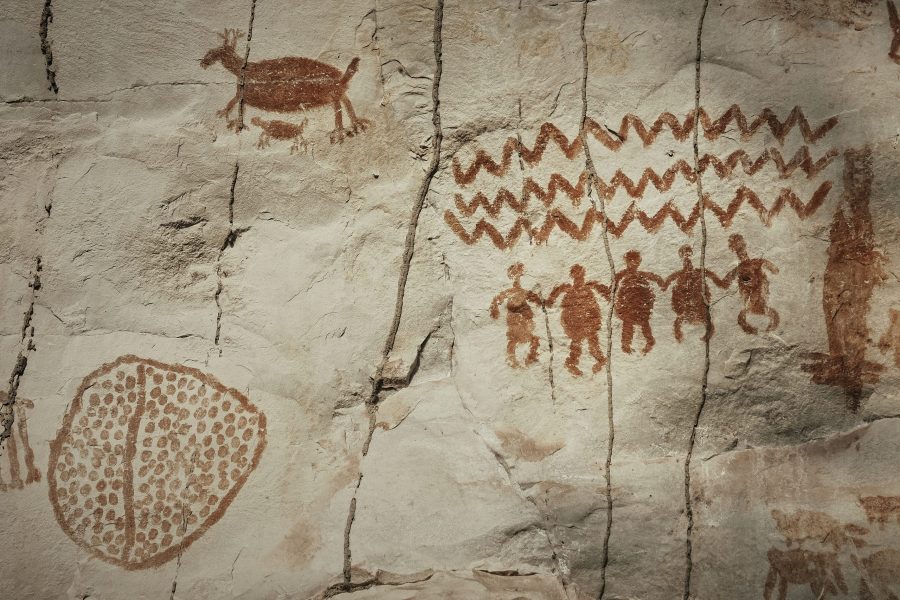 Pinturas rupestres en los muros de piedra de San José del Guaviare muestran mujeres embarazadas tomadas de la mano, un río fluyendo sobre ellas, un antílope con su cría y la silueta de una chagra.
Estas imágenes narran el origen de la vida y el cuidado necesario para sostenerla. Durante miles de años han preservado una cosmovisión donde maternidad, tierra y comunidad son inseparables, reconociendo el papel esencial de la mujer en la creación biológica y espiritual..