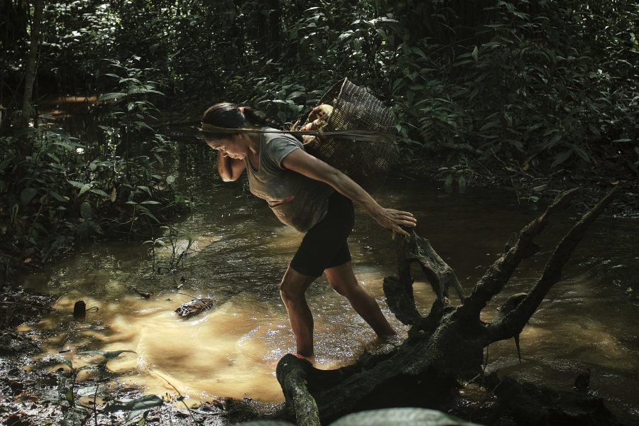 Antonia, de la comunidad Tayazú del pueblo Wanano en Vaupés, carga sobre su cabeza una canasta llena de yuca brava recién cosechada.
Como la raíz que se aferra a la tierra, las mujeres cargan la fuerza que sostiene a su comunidad. El peso que llevan no es solo alimento, es la resistencia y el compromiso que las une a la tierra y a la vida que de ella proviene. En la Amazonía, las chagras están ubicadas a una distancia de entre quince o cuarenta minutos a pie entre la selva. Todo ese camino es el que Antonia recorre con la cesta de yuca en la cabeza.